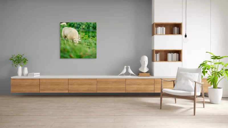 Tablou Canvas, "Oaie păscând pe câmp verde", Oaie, Verdeață, Pășune, Natură, Tranquilitate, Blândețe, Peisaj, Rumegătoare, 100 x 100 cm – poza 8