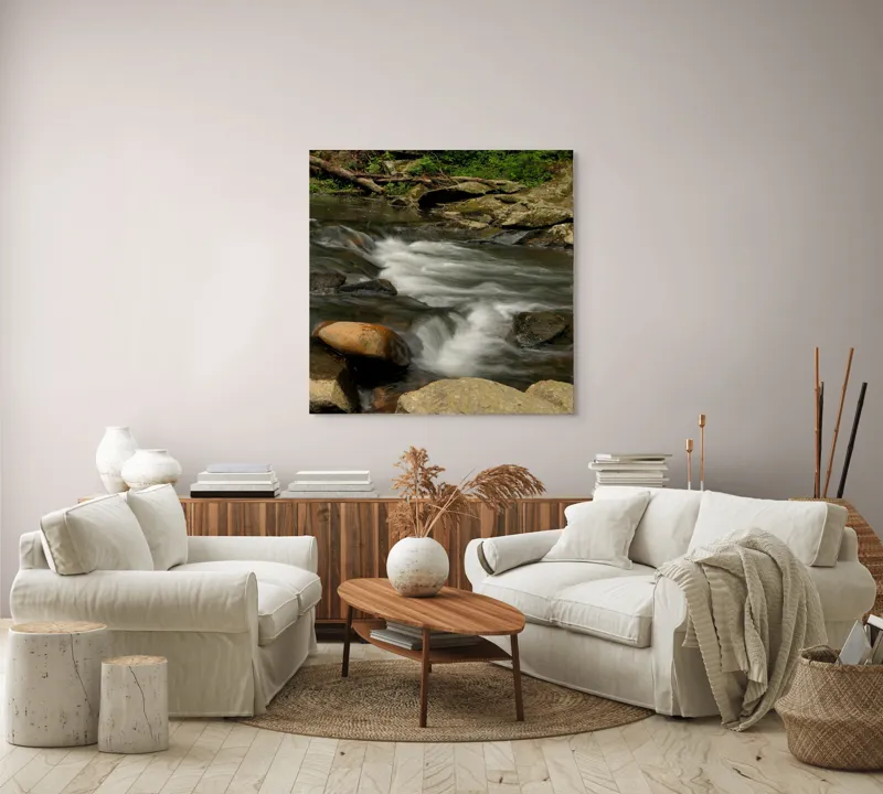 Tablou Canvas, "Apa curgătoare printre pietre mari", Pârâu, Pietre, Apă, Viteză, Verdeață, Natura, Curent, Peisaj, Mușchi, Rădăcini, Linie, Lemn., 100 x 100 cm – poza 3