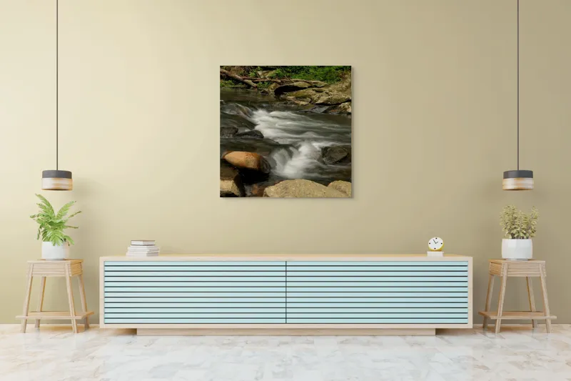 Tablou Canvas, "Apa curgătoare printre pietre mari", Pârâu, Pietre, Apă, Viteză, Verdeață, Natura, Curent, Peisaj, Mușchi, Rădăcini, Linie, Lemn., 100 x 100 cm – poza 5