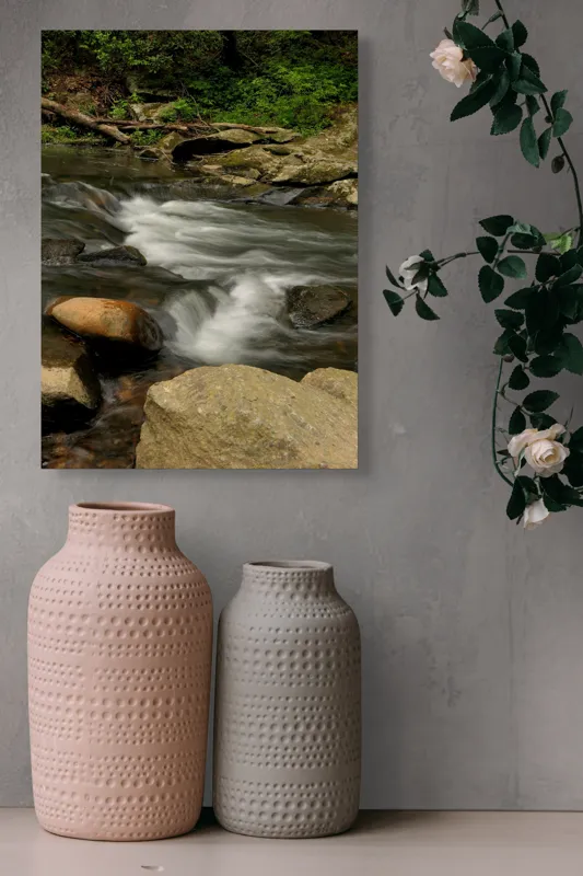 Tablou Canvas, "Apa curgătoare printre pietre mari", Pârâu, Pietre, Apă, Viteză, Verdeață, Natura, Curent, Peisaj, Mușchi, Rădăcini, Linie, Lemn., 39 x 54 cm – poza 6