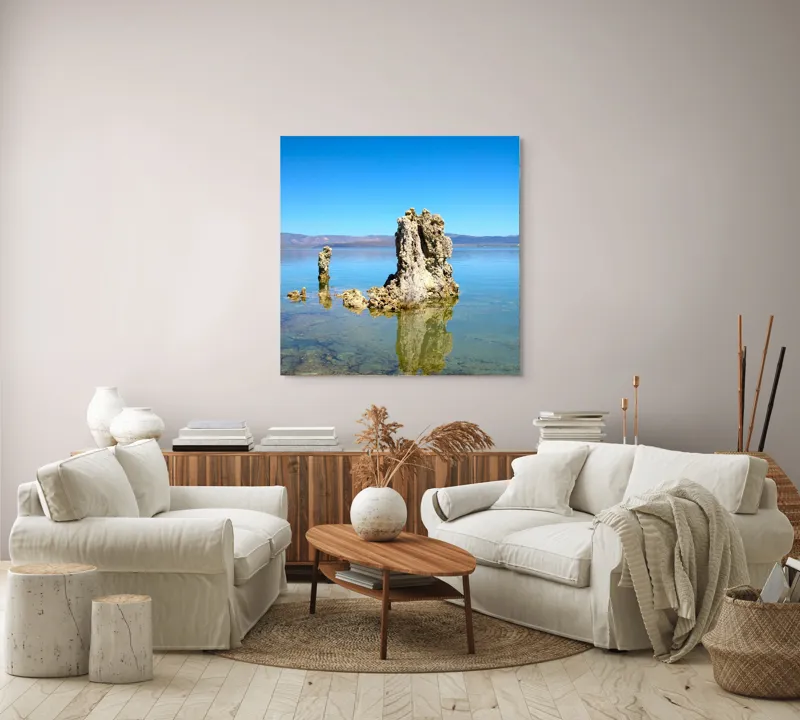 Tablou Canvas, "Stânci misterioase în lac liniștit", Stâncă, Apă, Reflecție, Cer, Natură, Liniște, Albastru, Peisaj, Lumină, Claritate., 100 x 100 cm – poza 3
