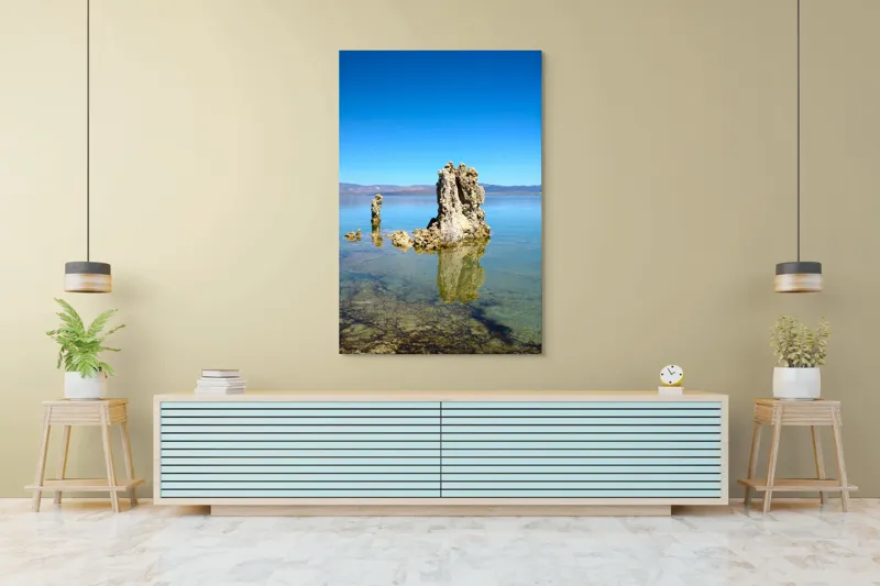 Tablou Canvas, "Stânci misterioase în lac liniștit", Stâncă, Apă, Reflecție, Cer, Natură, Liniște, Albastru, Peisaj, Lumină, Claritate., 100 x 150 cm – poza 4