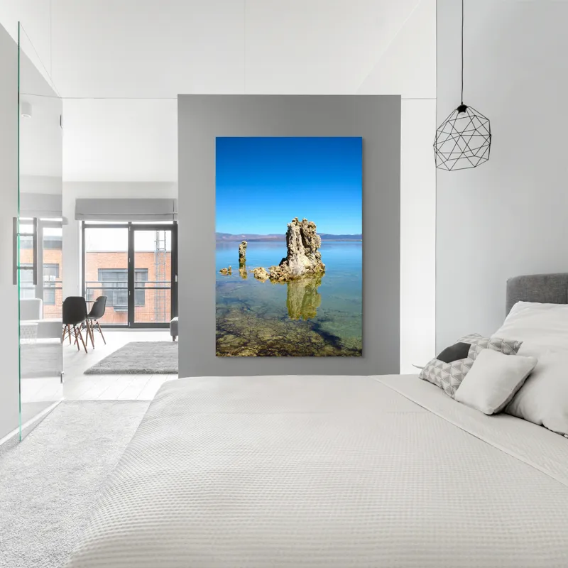 Tablou Canvas, "Stânci misterioase în lac liniștit", Stâncă, Apă, Reflecție, Cer, Natură, Liniște, Albastru, Peisaj, Lumină, Claritate., 100 x 150 cm – poza 5