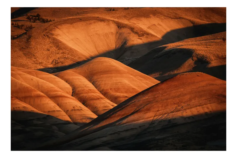 Tablou Canvas, "Unduiri deșertice la apus", Deșert, Dune, Texturi, Lumini, Umbre, Peisaj, Arid, Munți, Răsărit, Apus, 39 x 26 cm