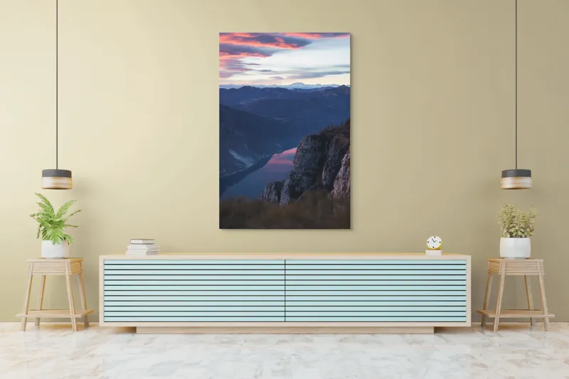 Tablou Canvas, "Apus de foc peste munți și lac", Cer, Munți, Apus, Reflectie, Stânci, Râu, Lumină, Peisaj, Culori, Natură, 100 x 150 cm – poza 4