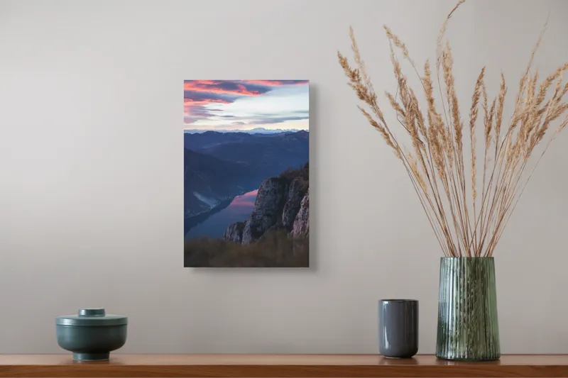 Tablou Canvas, "Apus de foc peste munți și lac", Cer, Munți, Apus, Reflectie, Stânci, Râu, Lumină, Peisaj, Culori, Natură, 26 x 39 cm – poza 5