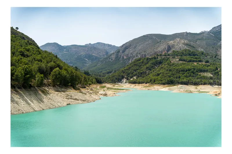 Tablou Canvas, "Albastrul calm al lacului de munte", Lac, Munți, Pădure, Cer, Verde, Peisaj, Natură, Tranquilitate, 100 x 70 cm