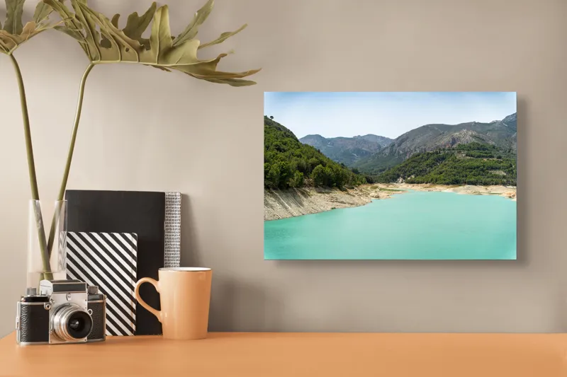 Tablou Canvas, "Albastrul calm al lacului de munte", Lac, Munți, Pădure, Cer, Verde, Peisaj, Natură, Tranquilitate, 39 x 26 cm – poza 3