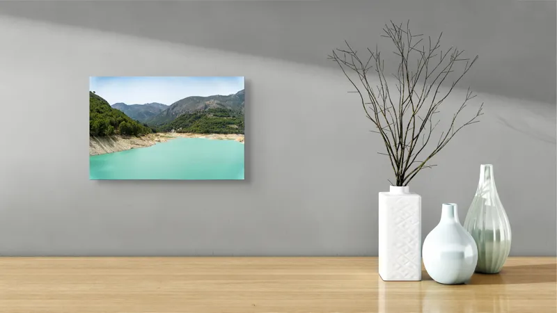 Tablou Canvas, "Albastrul calm al lacului de munte", Lac, Munți, Pădure, Cer, Verde, Peisaj, Natură, Tranquilitate, 39 x 26 cm – poza 8