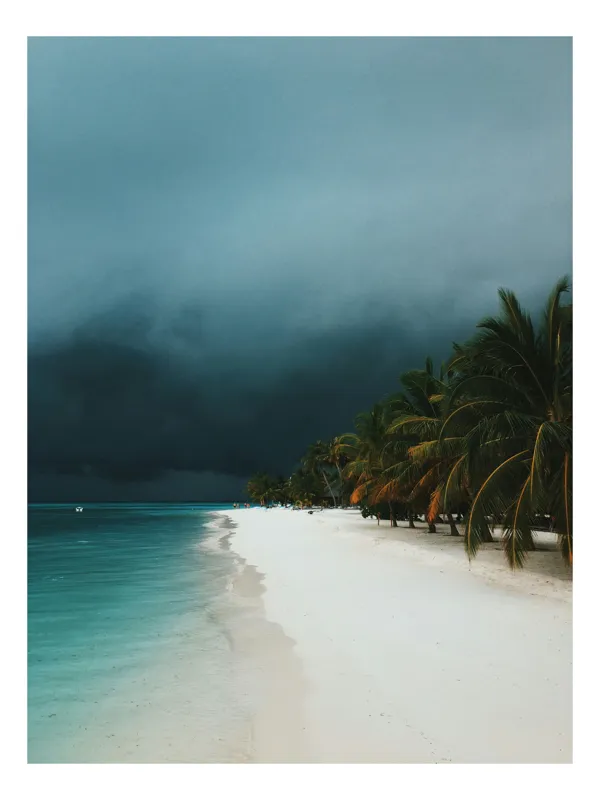 Tablou Canvas, "Furtună aproape de paradis tropical", Ocean, Nisip, Palmieri, Cer, Întunecare, Apus, Natură, Pustiu, Calm, Aventura, 100 x 100 cm