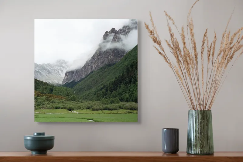 Tablou Canvas, "Valea ascunsă învăluită în ceață", Nor, Munte, Vale, Pădure, Ceață, Verdeață, Liniște, Peisaj., 50 x 50 cm – poza 4