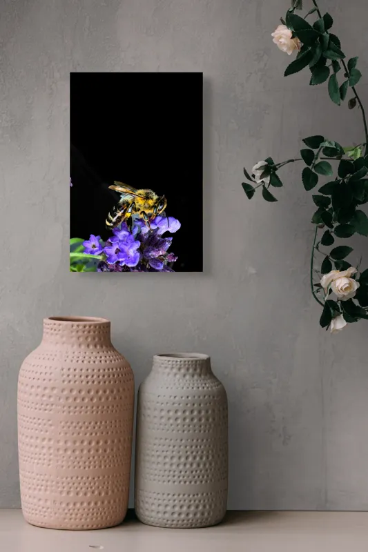 Tablou Canvas, "Albine și flori în noapte senină", Albină, Flori, Violet, Natură, Macro, Detaliu, Contrast, Nectar, Înflorire, Frumusețe, 26 x 39 cm – poza 6