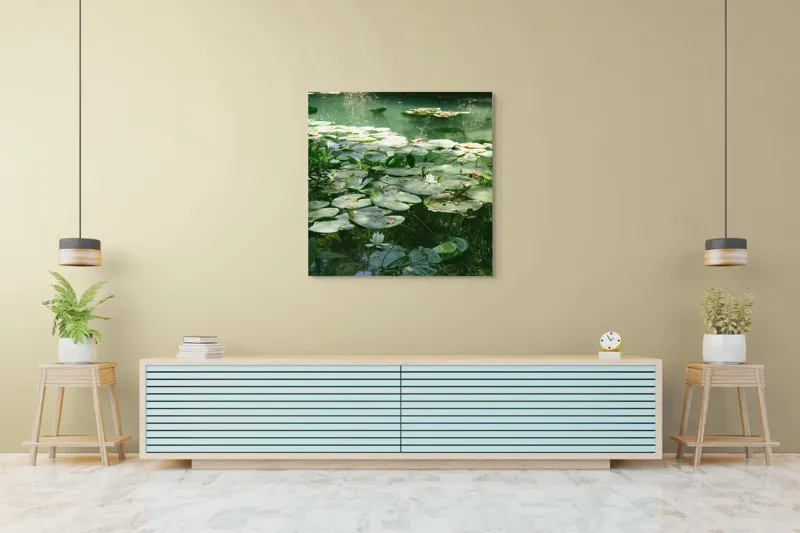Tablou Canvas, "Nufăr plutitor în lumina dimineții", Liniște, Natură, Nufăr, Apă, Verdeață, Reflecție, Pace, Seninătate, Frunziș, Calm, 100 x 100 cm – poza 5