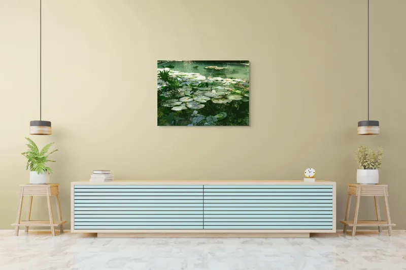 Tablou Canvas, "Nufăr plutitor în lumina dimineții", Liniște, Natură, Nufăr, Apă, Verdeață, Reflecție, Pace, Seninătate, Frunziș, Calm, 100 x 70 cm – poza 4