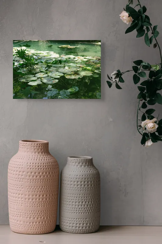Tablou Canvas, "Nufăr plutitor în lumina dimineții", Liniște, Natură, Nufăr, Apă, Verdeață, Reflecție, Pace, Seninătate, Frunziș, Calm, 39 x 26 cm – poza 4