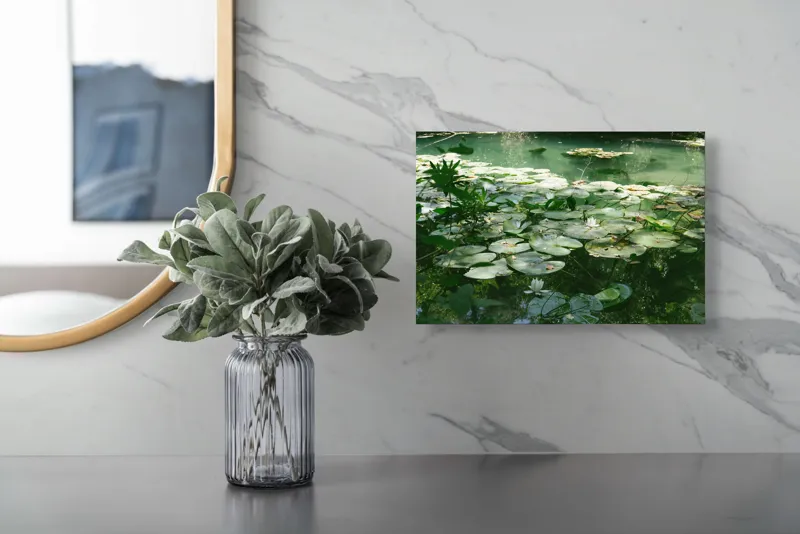 Tablou Canvas, "Nufăr plutitor în lumina dimineții", Liniște, Natură, Nufăr, Apă, Verdeață, Reflecție, Pace, Seninătate, Frunziș, Calm, 39 x 26 cm – poza 5