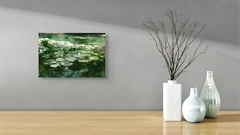 Tablou Canvas, "Nufăr plutitor în lumina dimineții", Liniște, Natură, Nufăr, Apă, Verdeață, Reflecție, Pace, Seninătate, Frunziș, Calm, 39 x 26 cm – poza 8