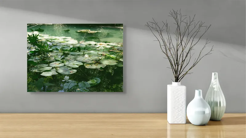Tablou Canvas, "Nufăr plutitor în lumina dimineții", Liniște, Natură, Nufăr, Apă, Verdeață, Reflecție, Pace, Seninătate, Frunziș, Calm, 54 x 39 cm – poza 3