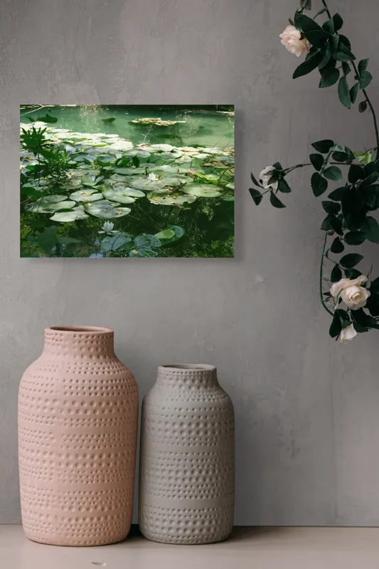 Tablou Canvas, "Nufăr plutitor în lumina dimineții", Liniște, Natură, Nufăr, Apă, Verdeață, Reflecție, Pace, Seninătate, Frunziș, Calm, 54 x 39 cm – poza 8