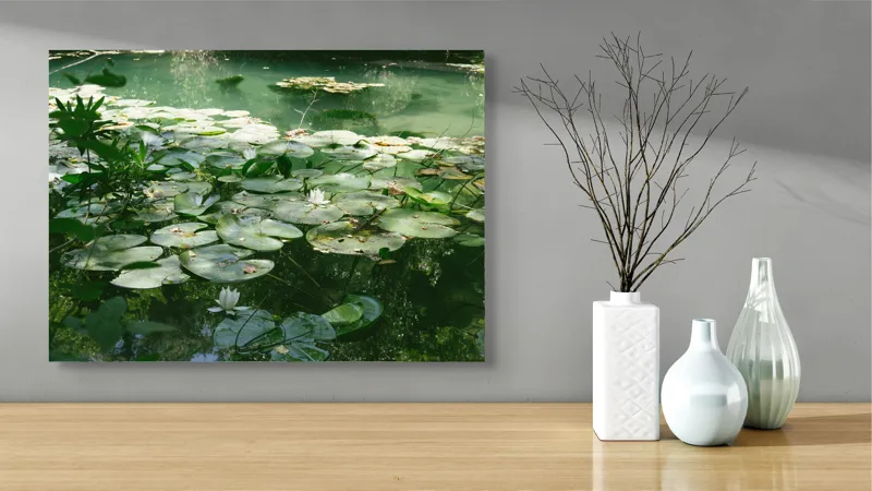 Tablou Canvas, "Nufăr plutitor în lumina dimineții", Liniște, Natură, Nufăr, Apă, Verdeață, Reflecție, Pace, Seninătate, Frunziș, Calm, 70 x 50 cm – poza 3