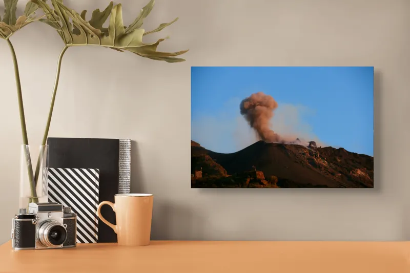 Tablou Canvas, "Norul de fum al vulcanului treaz", Vulcan, Erupție, Fum, Cer, Relief, Natură, Peisaj, Seismologie, Cenușă, Activitate., 39 x 26 cm – poza 3
