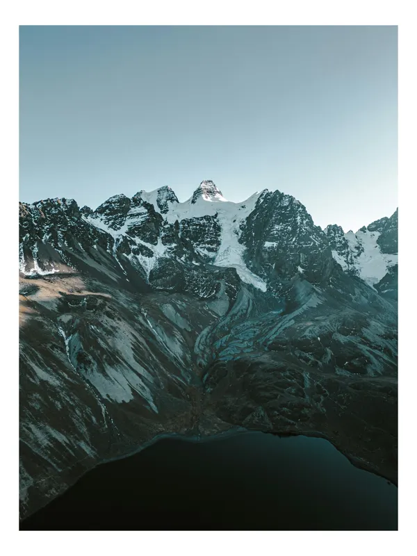 Tablou Canvas, "Liniștea alpină a dimineții geroase", Munți, Zăpadă, Cer, Răsărit, Lac, Peisaj, Stânci, Vârfuri, Natură, Majestuos, 100 x 100 cm