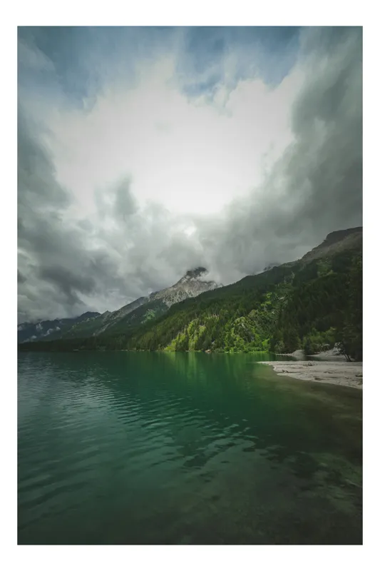 Tablou Canvas, "Norii desenează munții în apă", Munți, Lac, Nor, Verdeață, Reflecție, Cer, Pădure, Tranquilitate, Peisaj, Pridvor, 70 x 100 cm