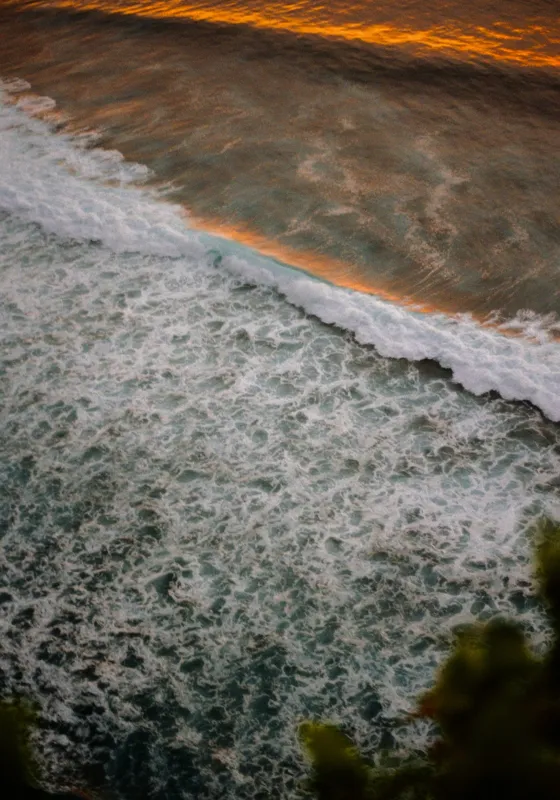 Tablou Canvas, "Valurile mării la apus aurit", Valuri, Apus, Spumă, Ocean, Lumină, Aurie, Natură, Frunziș, 70 x 100 cm – poza 2