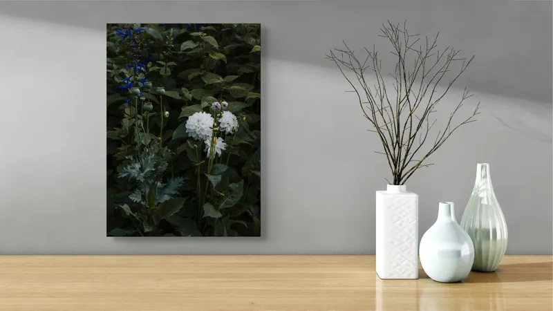Tablou Canvas, "Flori albe în grădină întunecată", Flori, Verdeață, Mister, Natură, Amurg, Contrast, Delicatețe, Grădină, Liniște, Umbră, 39 x 54 cm – poza 4