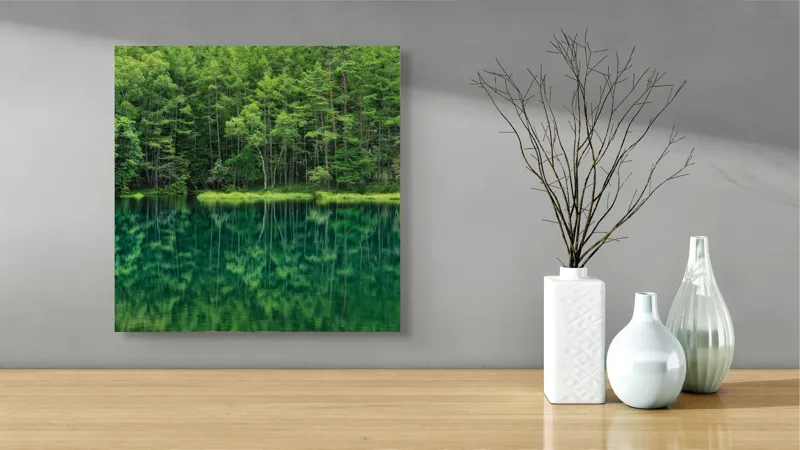 Tablou Canvas, "Verde nesfârșit oglindit în apă", Verde, Reflecții, Liniște, Natură, Pădure, Apă, Seninătate, Peisaj, 50 x 50 cm – poza 3