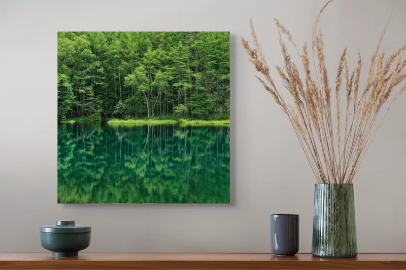 Tablou Canvas, "Verde nesfârșit oglindit în apă", Verde, Reflecții, Liniște, Natură, Pădure, Apă, Seninătate, Peisaj, 50 x 50 cm – poza 4