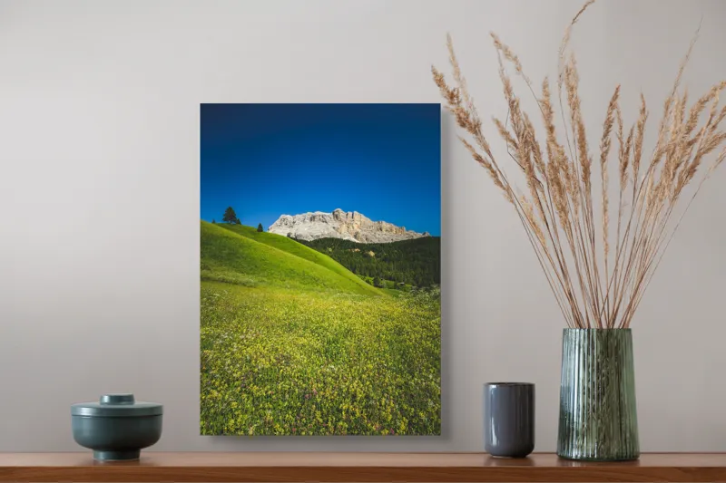 Tablou Canvas, "Câmpie înflorită și munți semeți", Pajiște, Munți, Cer, Verdeață, Liniște, Natură, Frumusețe, Peisaj., 39 x 54 cm – poza 3