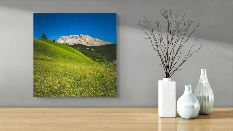 Tablou Canvas, "Câmpie înflorită și munți semeți", Pajiște, Munți, Cer, Verdeață, Liniște, Natură, Frumusețe, Peisaj., 50 x 50 cm – poza 3