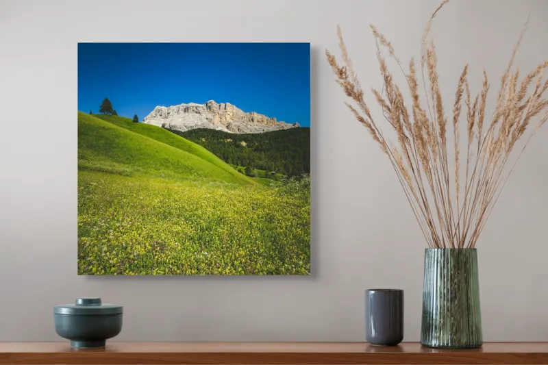 Tablou Canvas, "Câmpie înflorită și munți semeți", Pajiște, Munți, Cer, Verdeață, Liniște, Natură, Frumusețe, Peisaj., 50 x 50 cm – poza 4