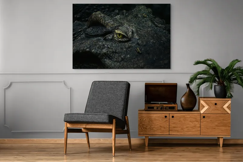 Tablou Canvas, "Privirea misteriosului protector al apelor", Crocodil, Privire, Textură, Solzi, Natură, Ochi, Amphibian, Intimidant, Piele, Camuflaj, 150 x 100 cm – poza 8