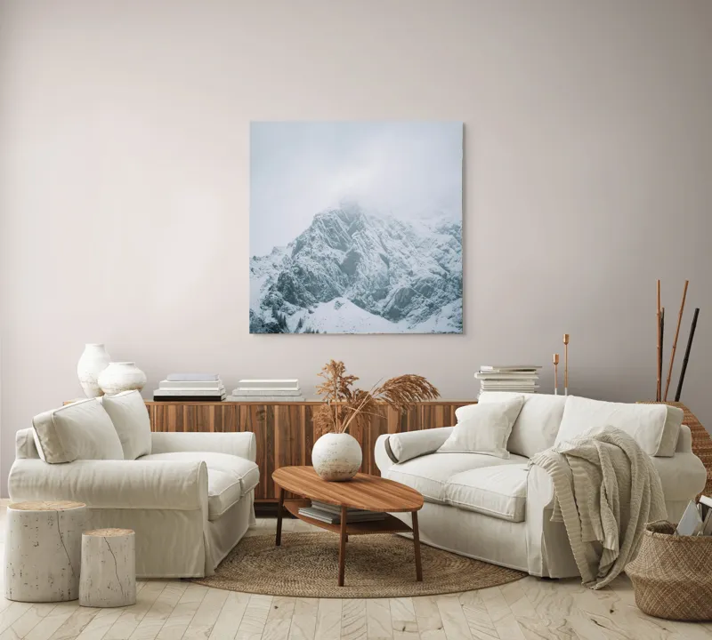 Tablou Canvas, "Vârfuri înghețate sub cer înnorat", Munți, Zăpadă, Nor, Frig, Roci, Pădure, Iarnă, Calm, Mistic, Linște, 100 x 100 cm – poza 3
