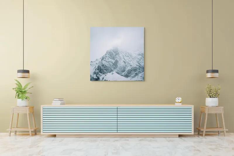 Tablou Canvas, "Vârfuri înghețate sub cer înnorat", Munți, Zăpadă, Nor, Frig, Roci, Pădure, Iarnă, Calm, Mistic, Linște, 100 x 100 cm – poza 5