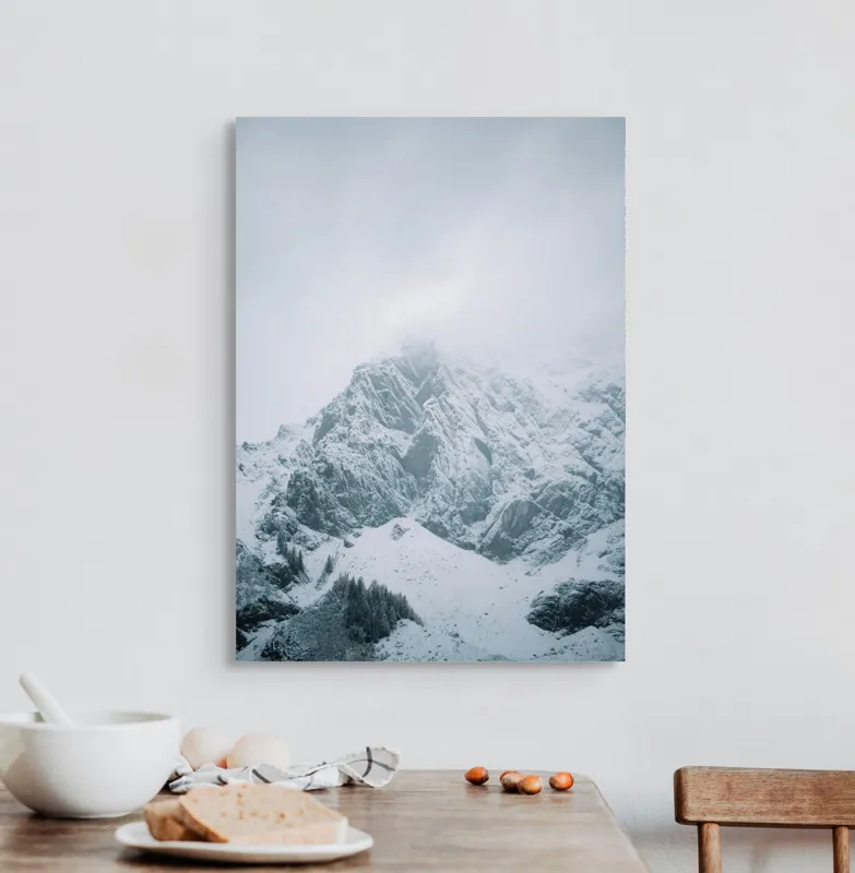 Tablou Canvas, "Vârfuri înghețate sub cer înnorat", Munți, Zăpadă, Nor, Frig, Roci, Pădure, Iarnă, Calm, Mistic, Linște, 50 x 70 cm – poza 3