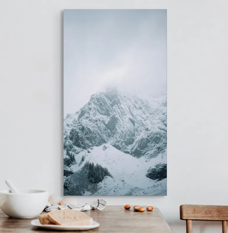 Tablou Canvas, "Vârfuri înghețate sub cer înnorat", Munți, Zăpadă, Nor, Frig, Roci, Pădure, Iarnă, Calm, Mistic, Linște, 50 x 90 cm – poza 3
