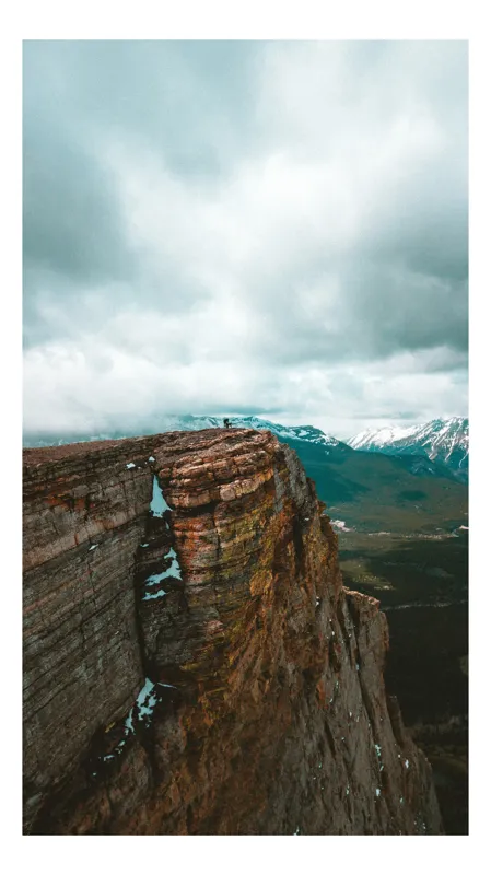 Tablou Canvas, "Culmea stâncoasă spre infinitul cerului", Norii, Stâncă, Peisaj, Aventura, Înălțime, Pitoresc, Natură, Munți, Verdeață, Majestuos, 100 x 150 cm