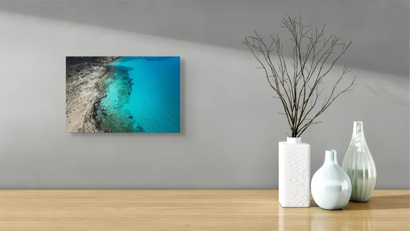 Tablou Canvas, "Marea albastră și țărmul stâncos", Azur, Ocean, Plajă, Rochițe, Vegetație., 39 x 26 cm – poza 8