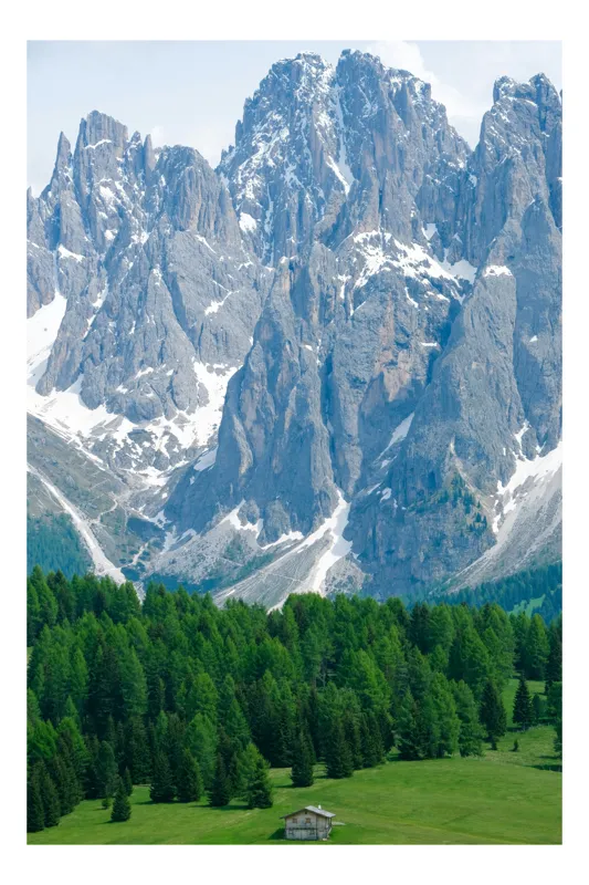 Tablou Canvas, "Căsuța singuratică din munți impunători", Măreție, Natură, Pini, Munți, Cabana, Vârfuri, Albastru, Verde, Pădure, Zăpadă, 39 x 54 cm