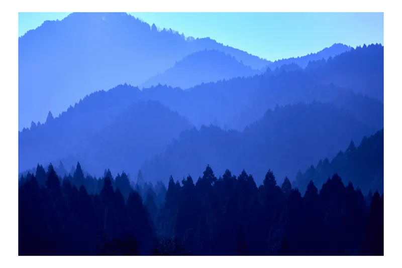 Tablou Canvas, "Vârfuri montane în ceață albastră", Munți, Cețoși, Albastru, Pădure, Siluetă, Liniște, Natură, Orizont, Stratificat, Misterios, 150 x 100 cm
