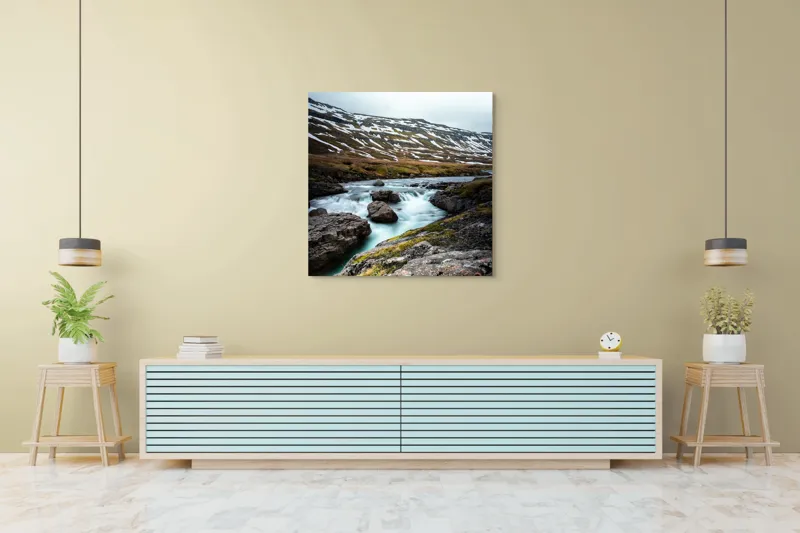 Tablou Canvas, "Cascadă în peisaj montan înzăpezit", Peisaj, Râuri, Munți, Zăpadă, Nor, Apă, Piatre, Tundră, Văi, Natură, 100 x 100 cm – poza 5