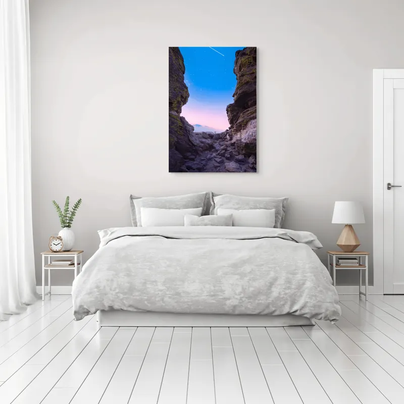 Tablou Canvas, "Stea căzătoare între stânci masive", Stânci, Cer, Stele, Amurg, Peisaj, Seral, Bolovani, Pășește, Albastru, Roz, 70 x 100 cm – poza 3