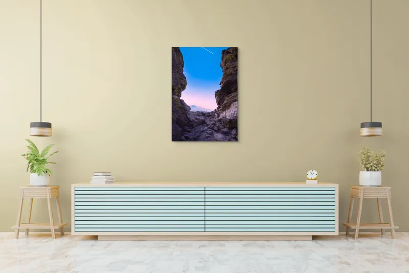 Tablou Canvas, "Stea căzătoare între stânci masive", Stânci, Cer, Stele, Amurg, Peisaj, Seral, Bolovani, Pășește, Albastru, Roz, 70 x 100 cm – poza 5