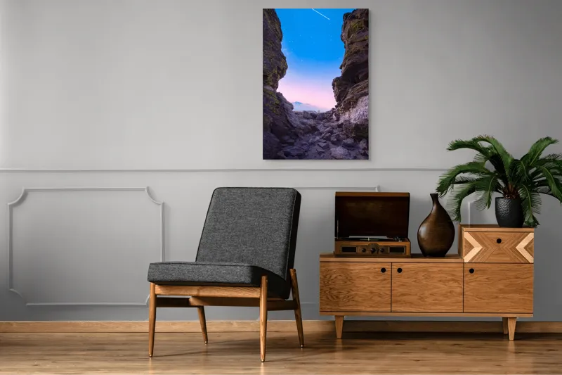 Tablou Canvas, "Stea căzătoare între stânci masive", Stânci, Cer, Stele, Amurg, Peisaj, Seral, Bolovani, Pășește, Albastru, Roz, 70 x 100 cm – poza 6