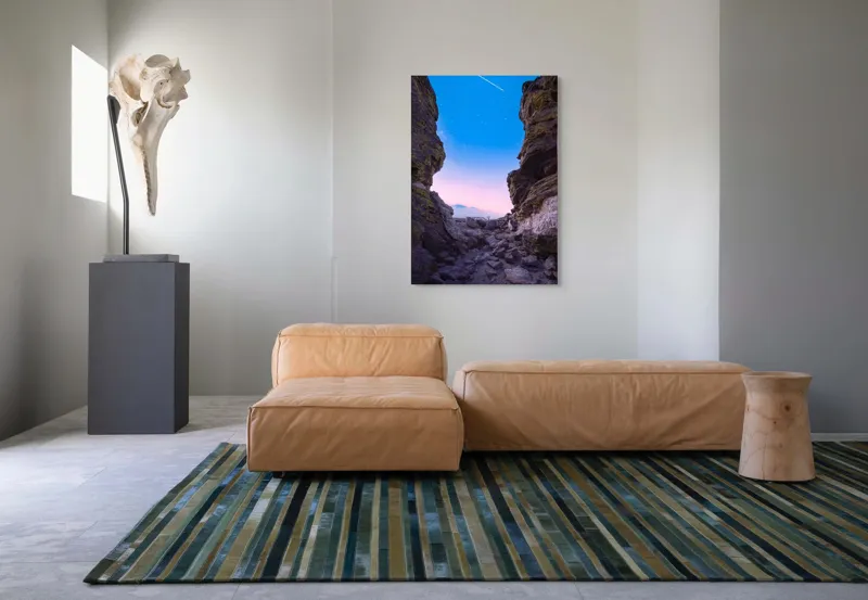 Tablou Canvas, "Stea căzătoare între stânci masive", Stânci, Cer, Stele, Amurg, Peisaj, Seral, Bolovani, Pășește, Albastru, Roz, 70 x 100 cm – poza 7
