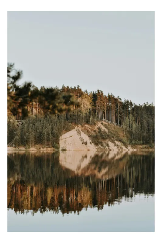 Tablou Canvas, "Reflecții liniștite pe lacul pădurii", Lac, Pădure, Reflecție, Nisip, Cer, Calm, Natură, Pace, 100 x 100 cm