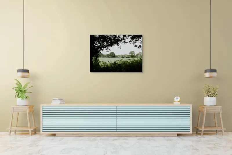 Tablou Canvas, "Peisaj verde dincolo de ramuri", Verde, Tufișuri, Cer, Arbori, Natură, Lumină, Peisaj, Răcoros, 100 x 70 cm – poza 4